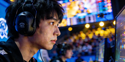 英雄联盟明星选手Knight在比赛中专注操作的侧脸特写